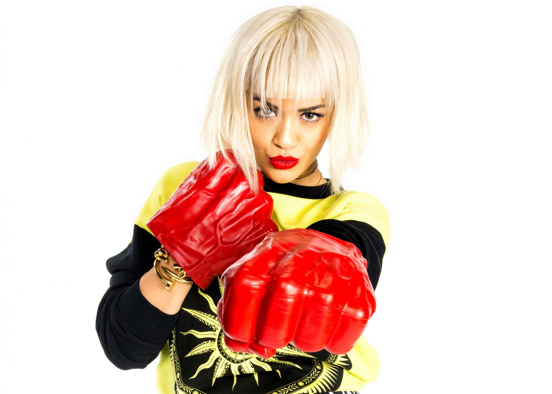 rita ora sängerin pose handschuhe