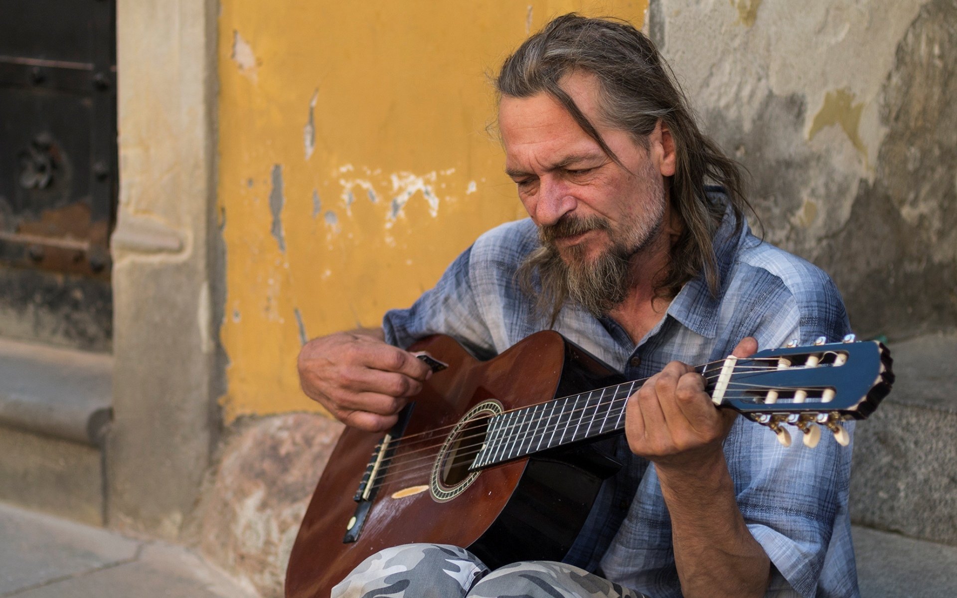 uomo chitarra strada