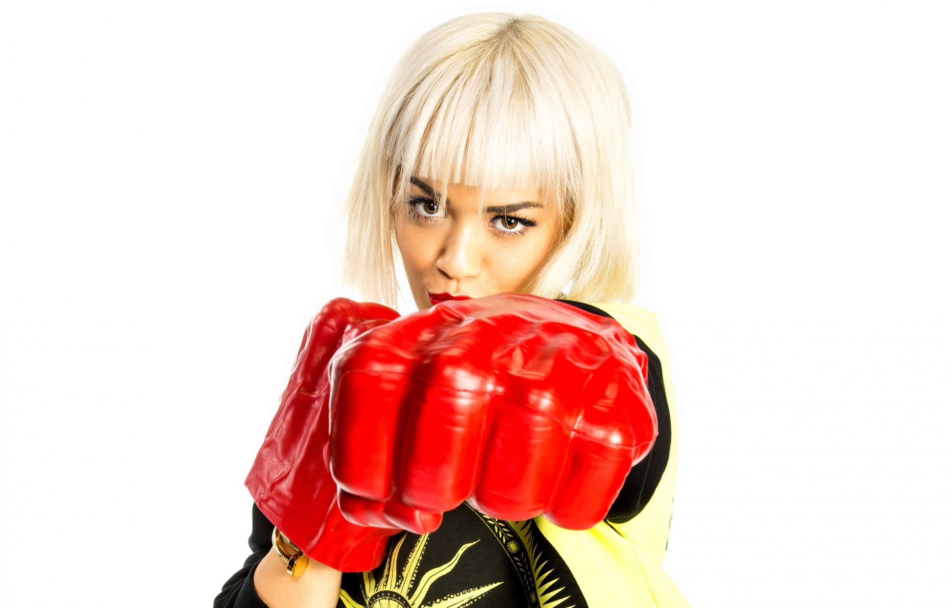 rita ora singer pose glove