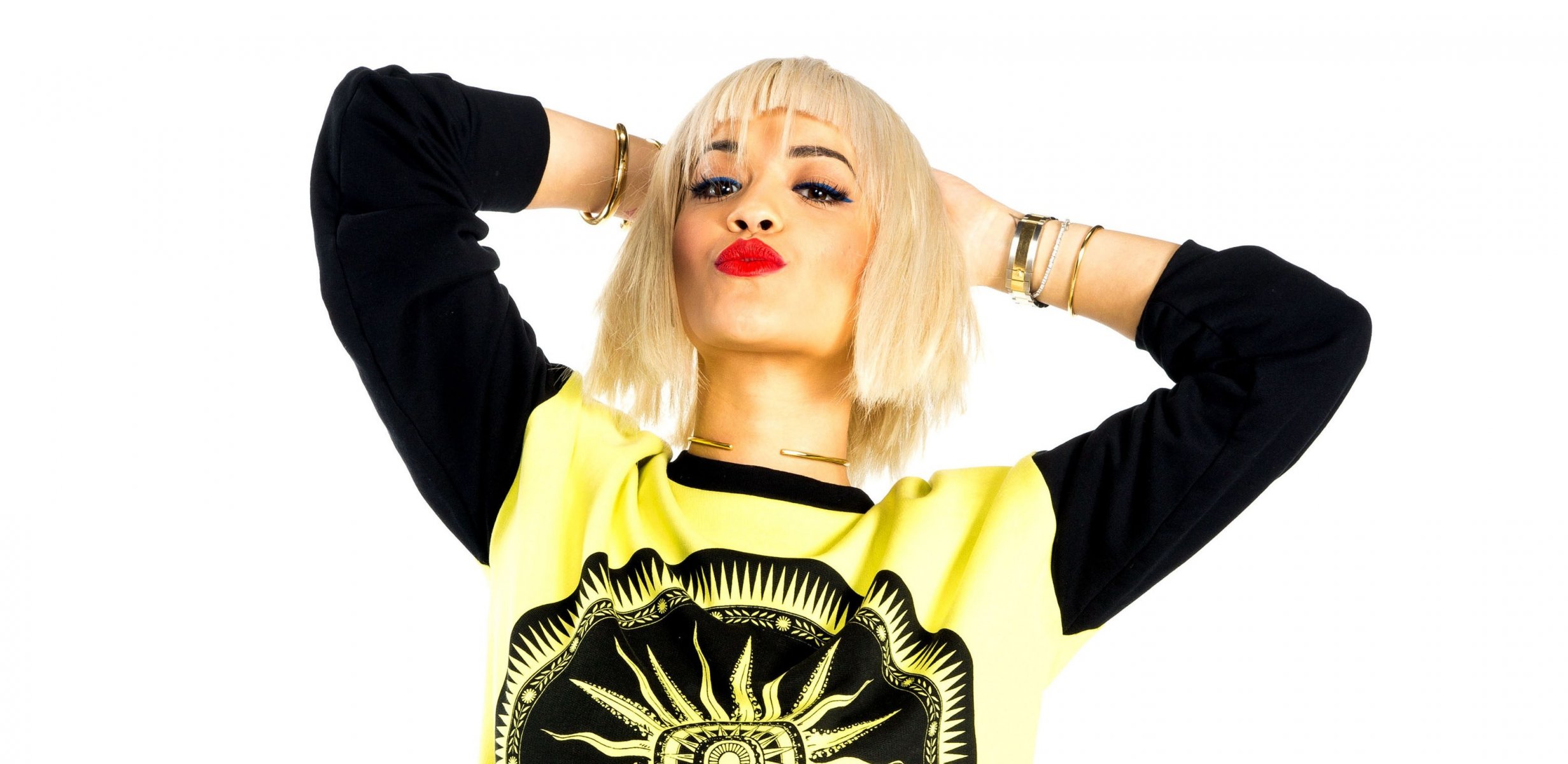 rita ora cantante pose