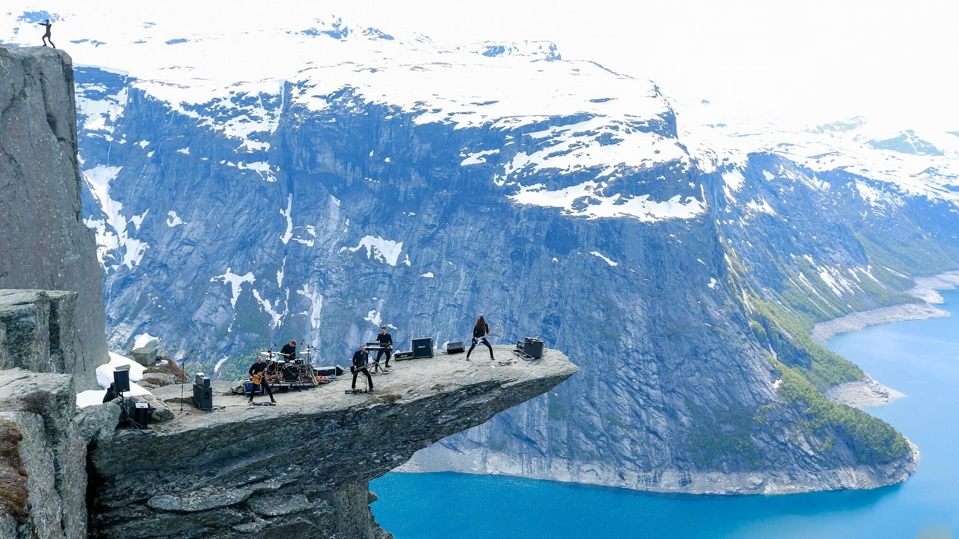 język trolla skjeggedal jezioro ringedalsvatnet odda norwegia góra skjeggedal jezioro ringedalsvatn zespół koncert góry wysokość jezioro