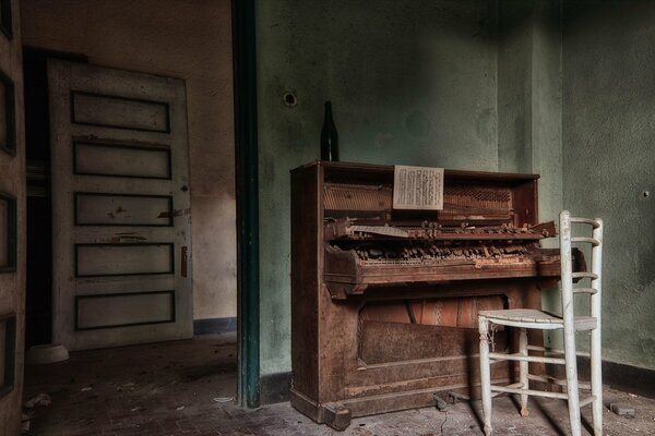 Cappuccino trash piano abandoned house