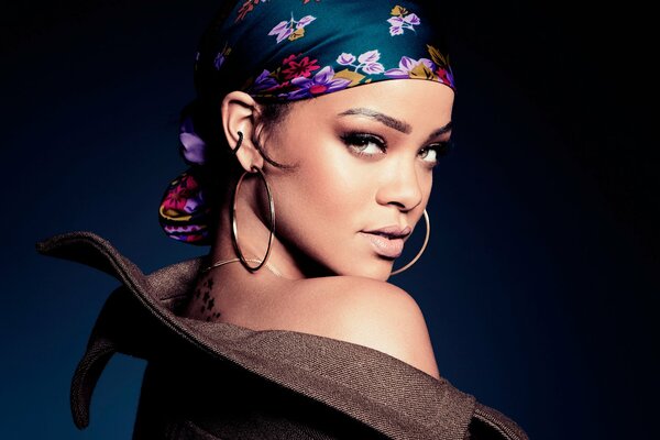 Rihanna w chustce W sesji zdjęciowej do Saturday night live