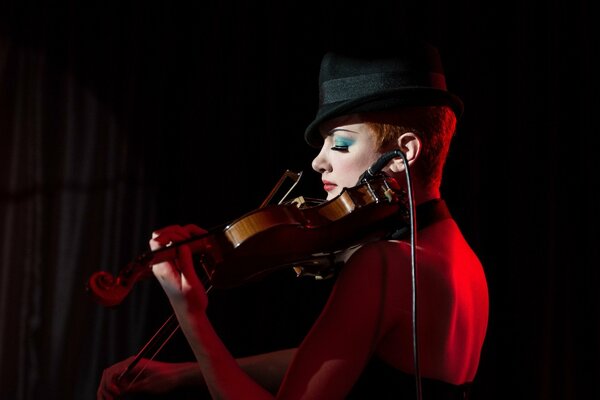 Hermosa chica tocando el violín