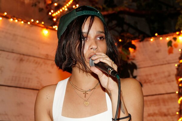 Zoe Kravitz chante au micro