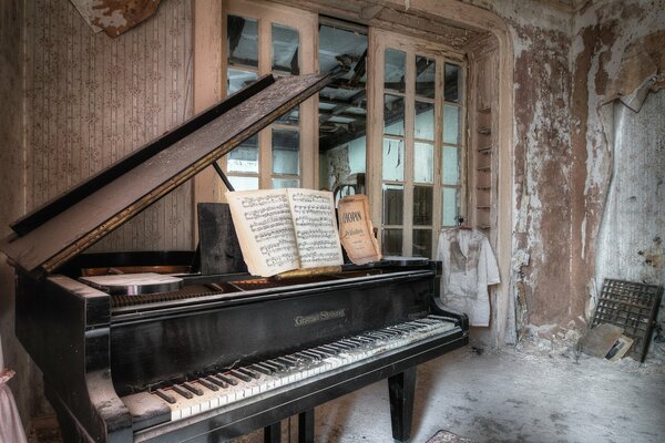 Piano dans la vieille maison commune