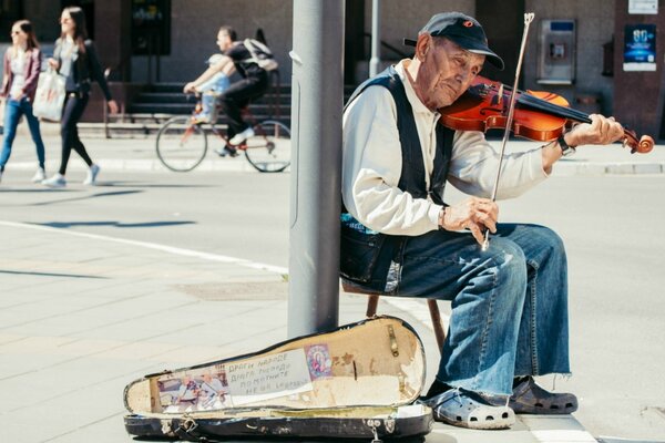 Hombre, violín, calle sarik limosna