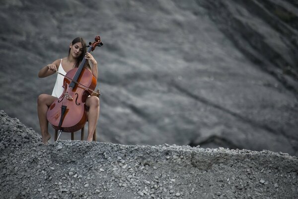 Die Musik eines Mädchens mit einem Cello ist wunderschön