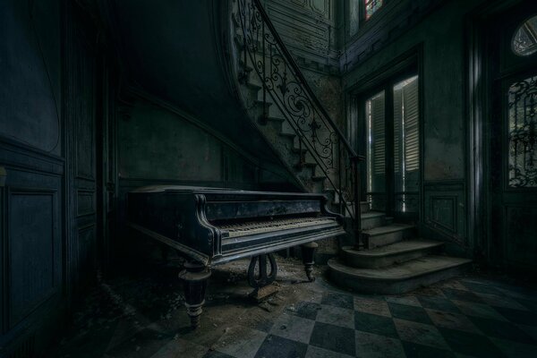 Antigua casa misteriosa con piano y escalera