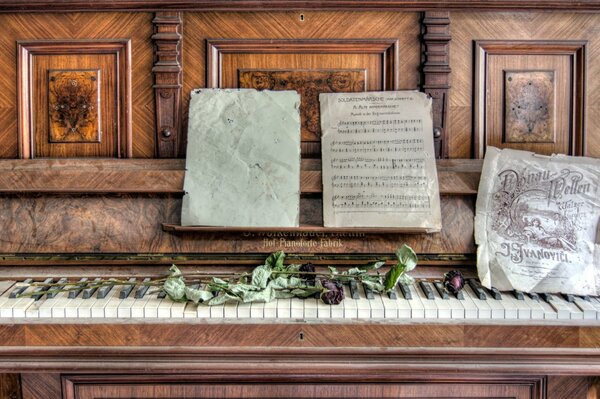 Piano Vintage avec des feuilles et des notes