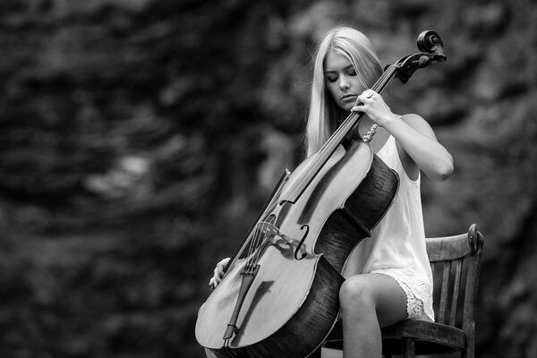 Photo noir et blanc d une jeune fille avec violoncelle