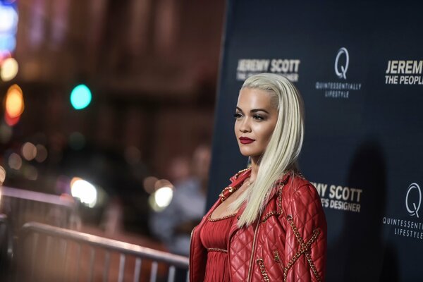 Rita Ora - designer folk in abiti rossi