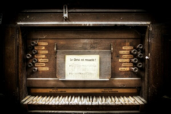 Alte Orgel mit Noten auf dem Notenpult