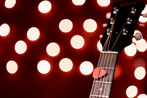 Chitarra su uno sfondo di luci