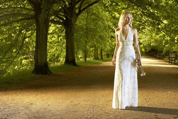 Chica caminando en el parque con un tubo