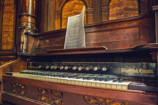 Antike hölzerne Orgel mit Noten