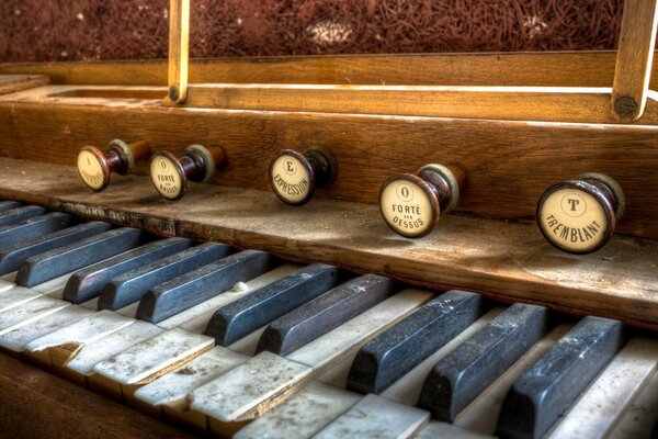 Altes Klavier mit Staub bedeckt