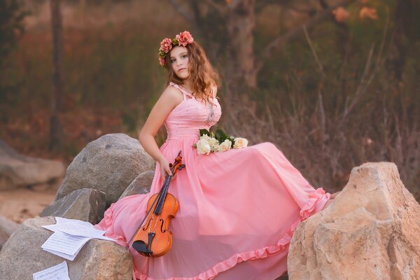 Glamour violoniste dans une robe rose