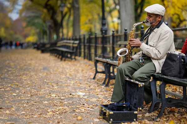 Musicien jouant du saxophone dans la rue