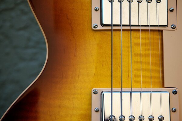 Macro shooting of guitar strings