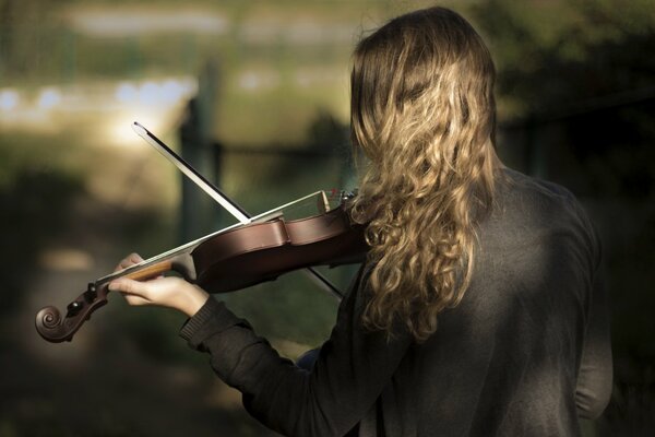 Chica tocando el violín