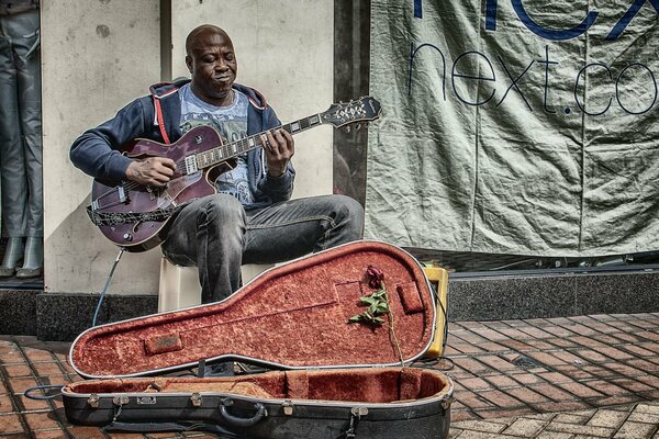 Un músico en las calles de la ciudad