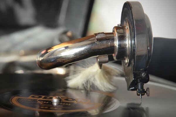 Tragbarer Phonograph mit Vinyl-Musikplatte