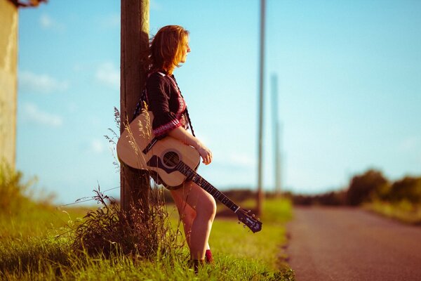 Ragazza con la chitarra modo domoye