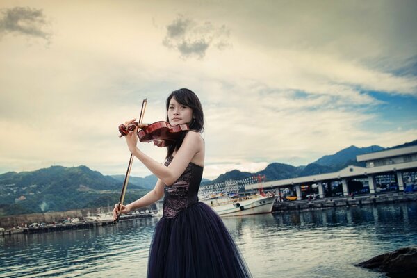 Belle fille jouant du violon