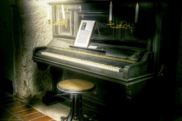 Vecchio pianoforte nero con note