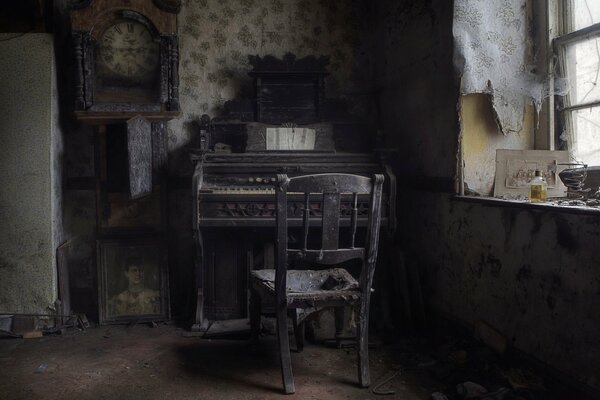 Ancienne maison mystérieuse avec piano