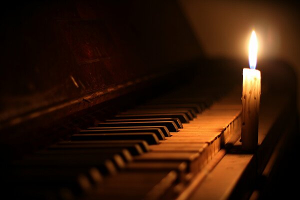 Velas de fuego en el piano