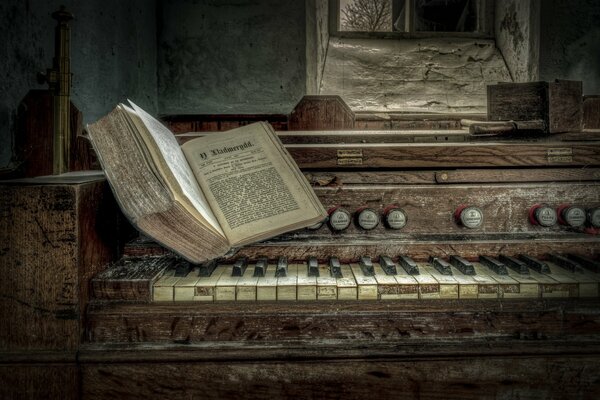 Orgue Vintage avec un livre épais