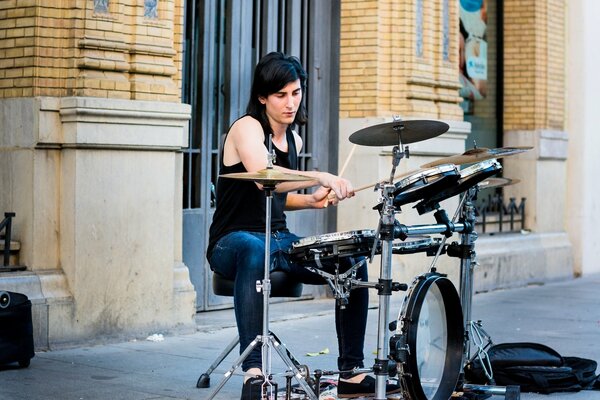 Musicista che suona strumenti a percussione per strada