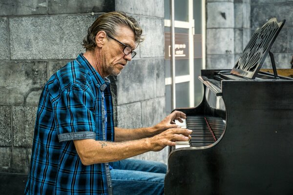 La musique de rue joue du piano