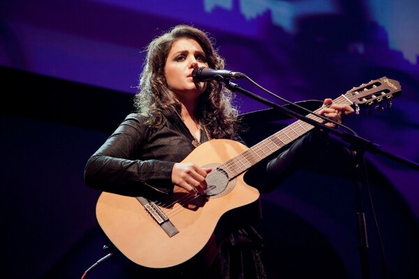 Singer katie melua plays guitar