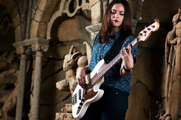 Chica tocando la guitarra en un lugar hermoso