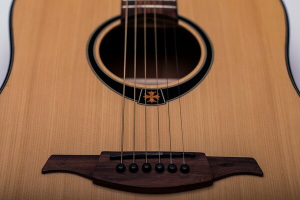 Primo piano della chitarra di legno