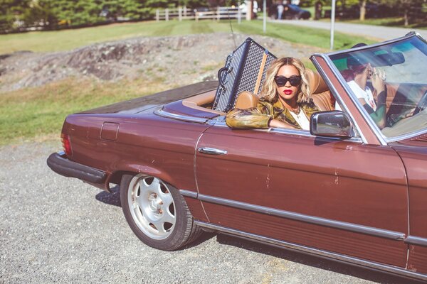 La famosa cantante en un convertible marrón