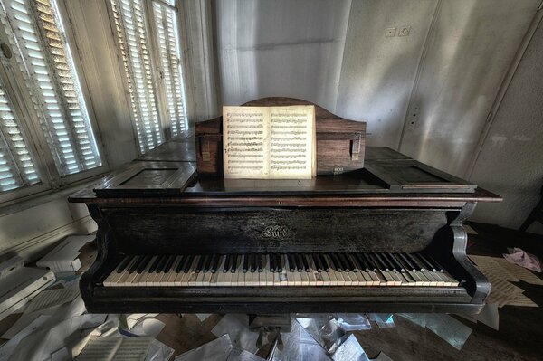 Vieux piano et feuilles avec des notes autour