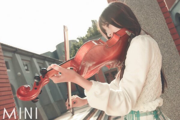 Chica con el pelo largo tocando el violín