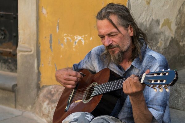 Ein Mann auf der Straße spielt Gitarre