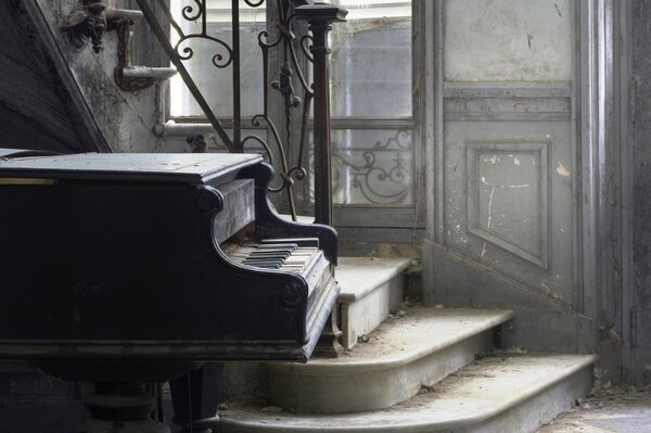 Piano près de l escalier dans une pièce abandonnée