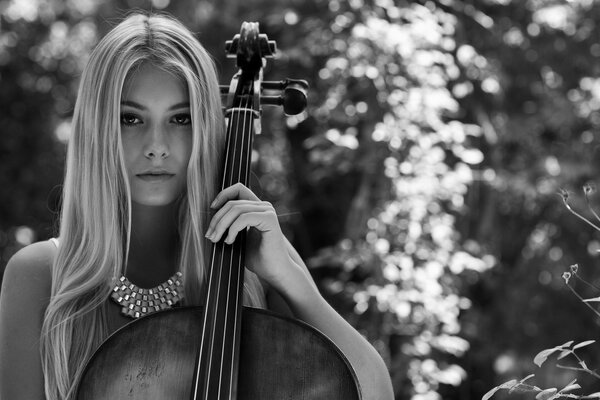 Chica con el pelo largo tocando el violonchelo