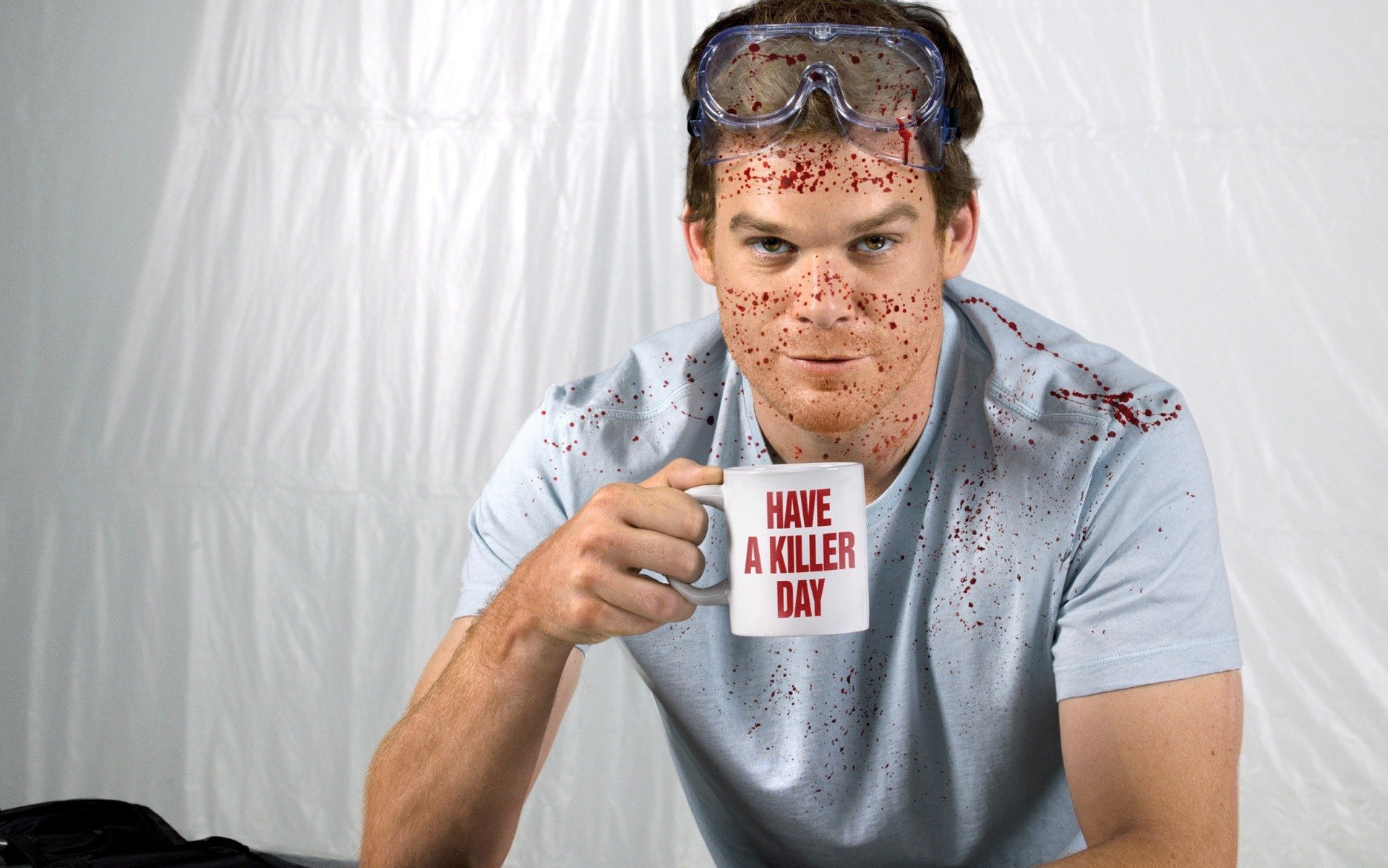 dexter justicia de dexter serie de televisión temporada 6 maníaco asesino taza salpicaduras sangre actor michael s. hall