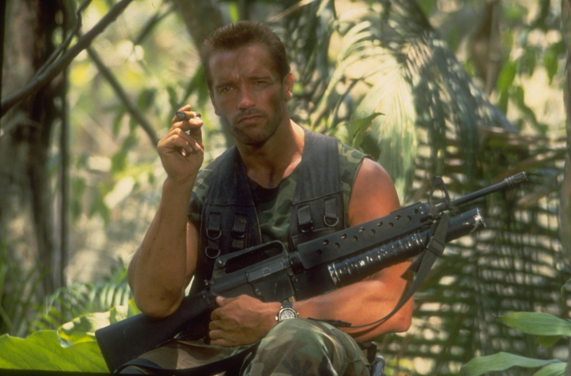 predator arnold schwarzenegger aktor producent reżyser mężczyzna automat cygaro zegarek