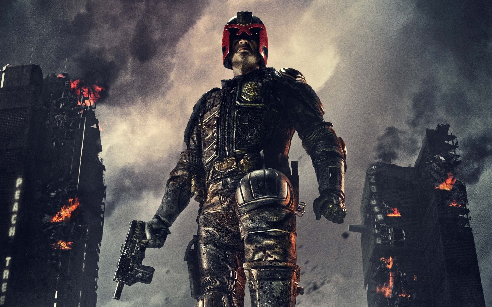 richter dredd dredd karl urban pistole zukunft brennender wolkenkratzer