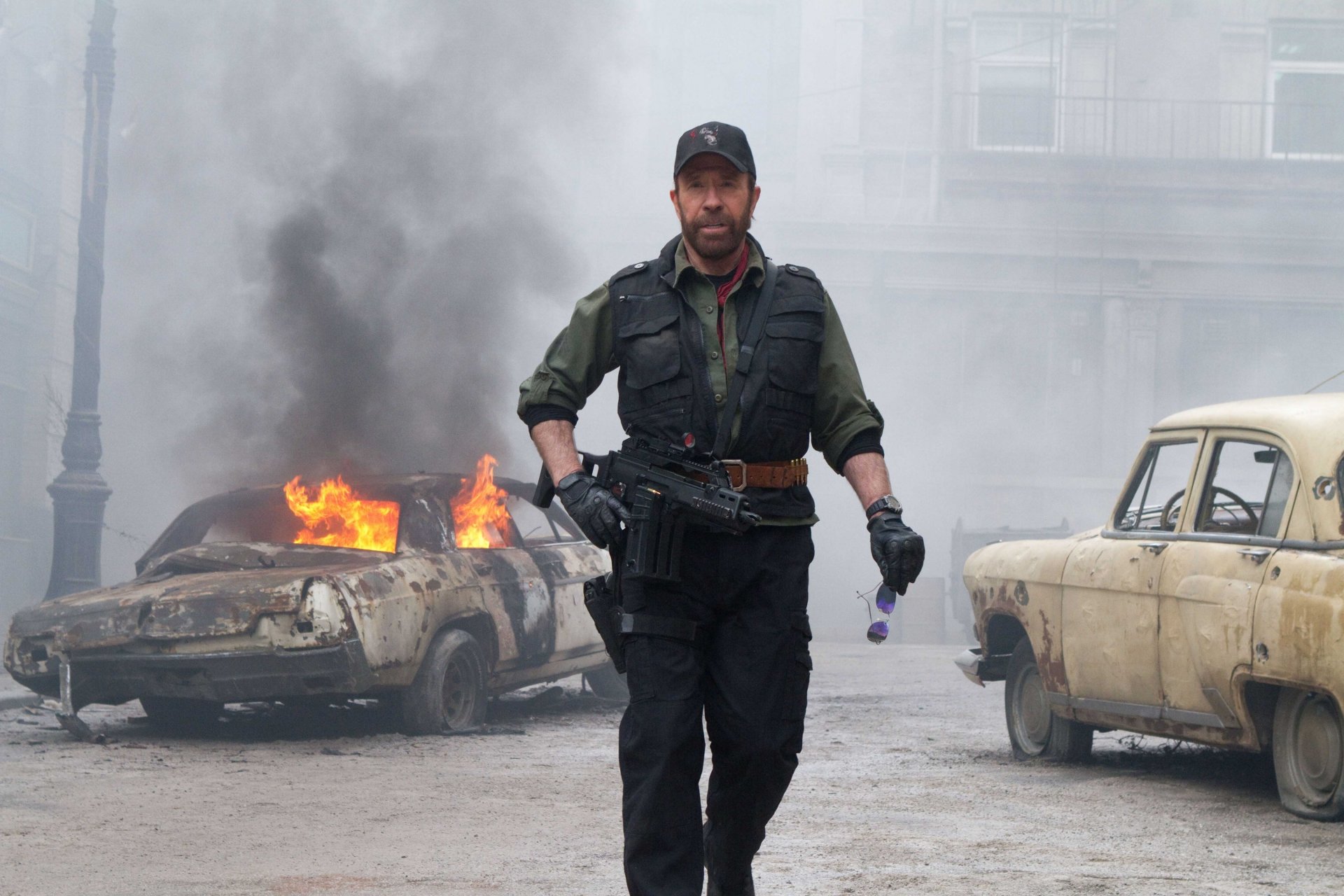 the expendables 2 chuck norris booker hombre actor carlos rey norris productor guionista gafas autómata volga