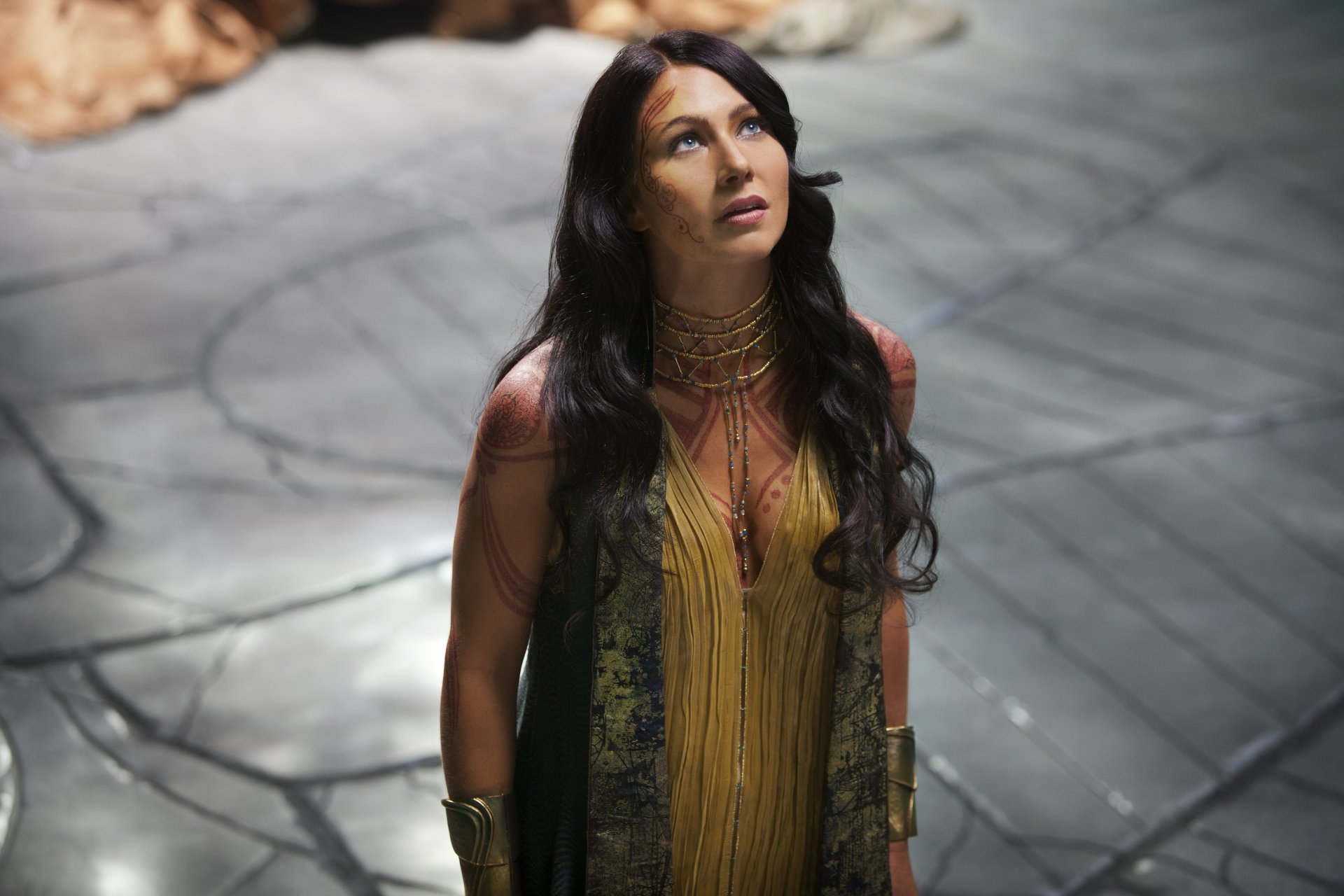 john carter mädchen brünette muster aussehen schmuck kleid