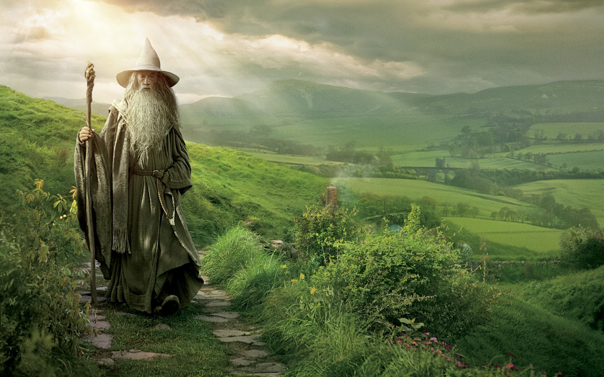 hobbit unerwartete reise hobbit unerwartete reise gandalf grau gandalf wanderweg gras hügel zauberer herr der ringe